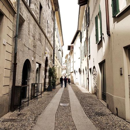 Casa Del Pittore - Elegante Appartamento Del 1200 - Centro Storico Комо Экстерьер фото